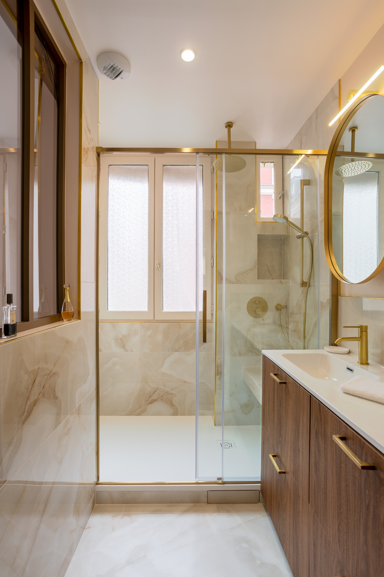 Rénovation salle de bain Paris 10ème — Élégance dorée au Faubourg Saint-Denis