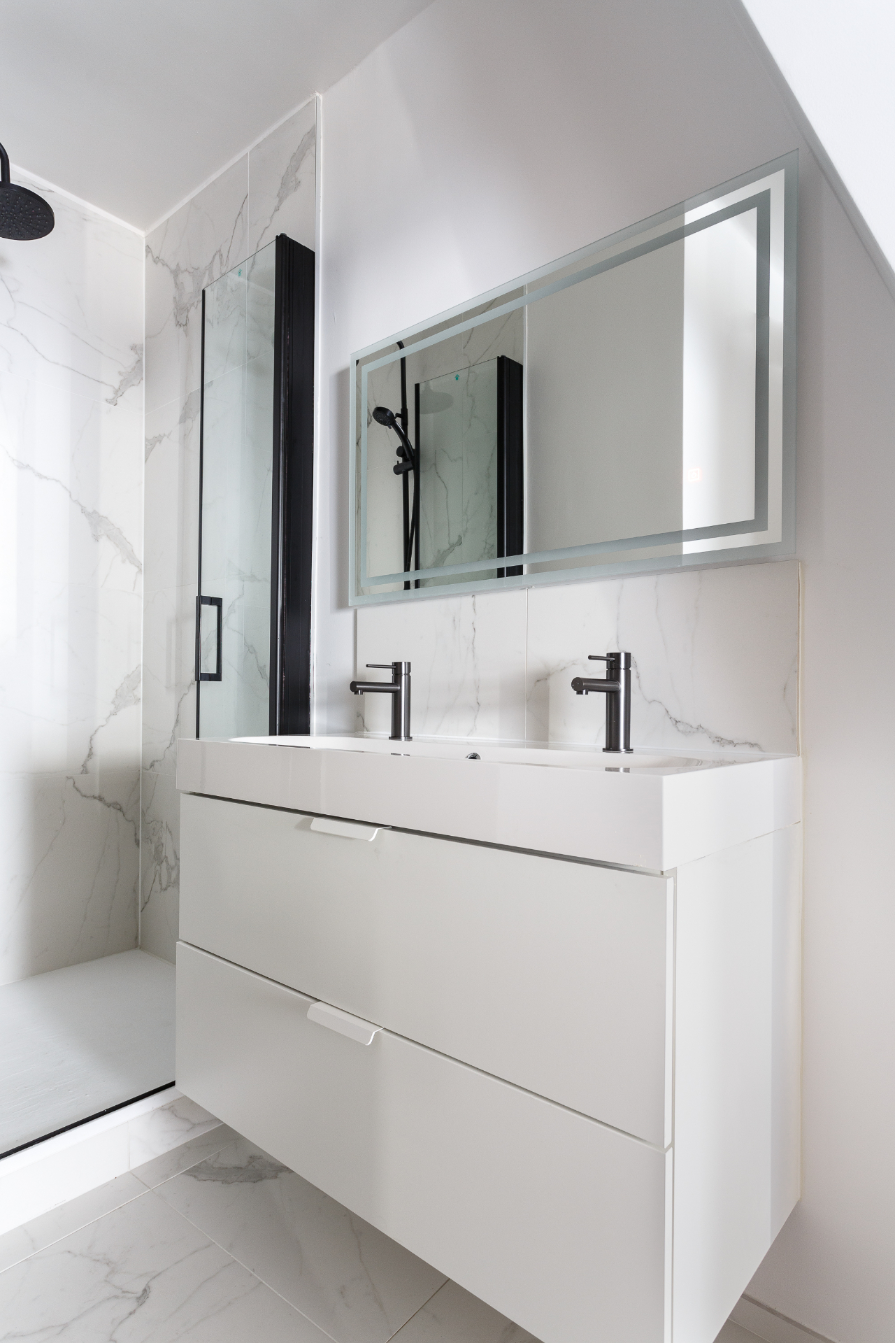 Rénovation salle de bain Paris 10ème — Noir et marbre au Faubourg Saint-Martin