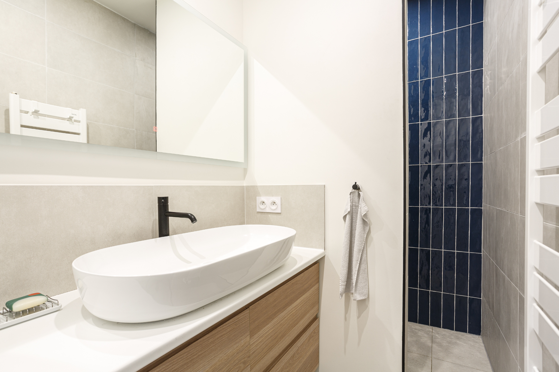 Salle de bain à Saint-Maurice, au cœur du Bois de Vincennes — Zellige bleu marine & béton blanc