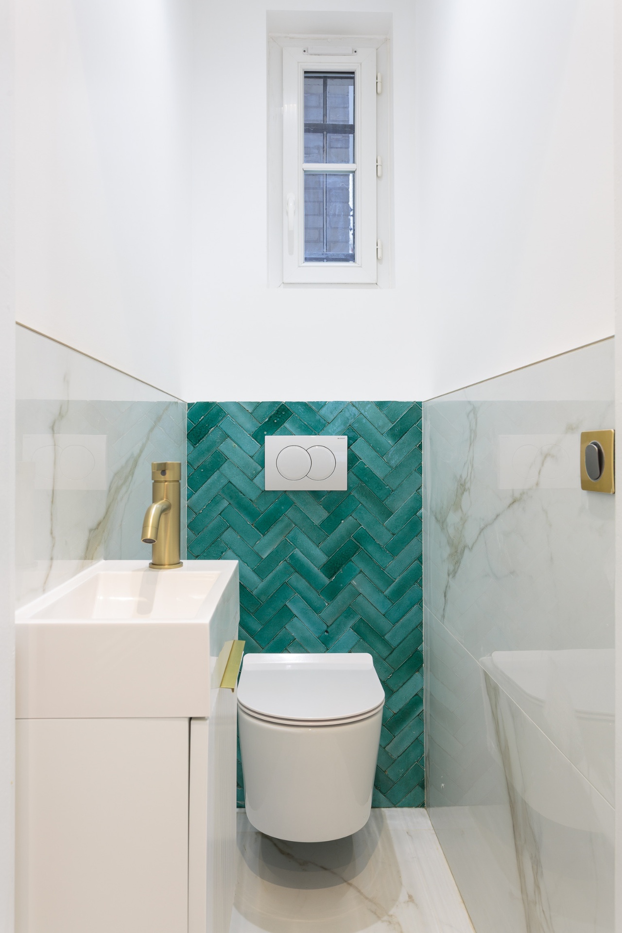 Rénovation WC Paris 13ᵉ — Zellige bejmat mat, tons vert Saint-Laurent et laiton brossé