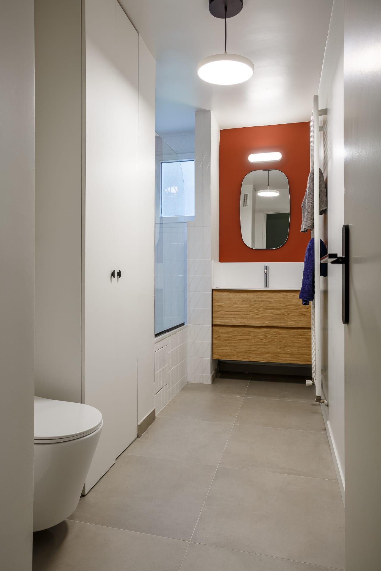 SDB en longueur à Saint-Maur — Le contraste terracotta et blanc comme fil conducteur